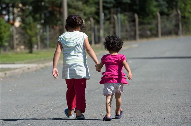 Gesundheitsamt untersucht in vier Tagen 274 Kinder Etwa die Hälfte aller Flüchtlinge und osteuropäischen Zuwanderer in Bremerhaven sind Kinder und Jugendliche, die meisten sind schulpflichtig. Doch es gibt noch nicht genügend Schulplätze für alle, das Gesundheitsamt kommt mit den nötigen Voruntersuchungen nicht nach.