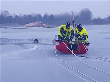 Etwa eine halbe Stunde musste der Hund im eiskalten Wasser ausharren.