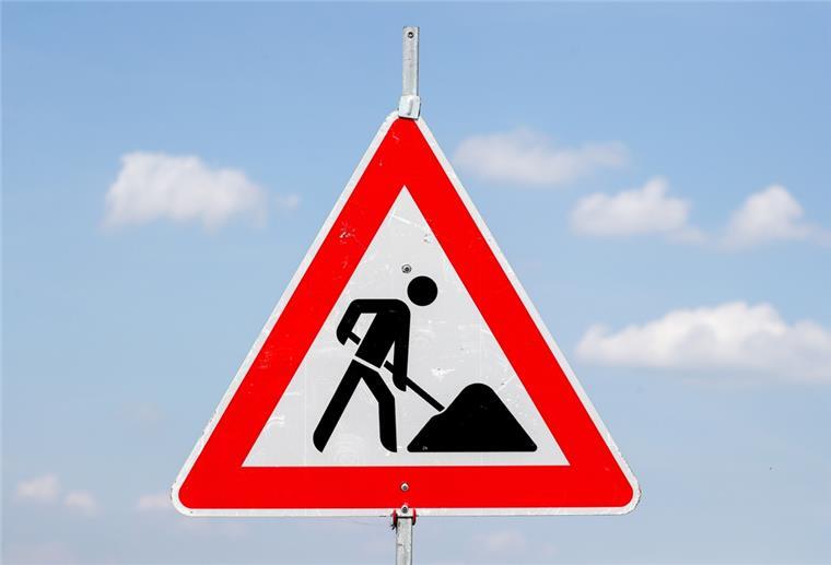 Ein Schild weist auf eine Baustelle hin. 