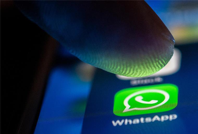 Geheim bleibt geheim: WhatsApp rollt neuen Super-Privatmodus aus Ein Mann öffnet Whatsapp auf einem Smartphone. Etwas, das unter vier Augen oder im kleinen Kreis bleiben soll, wird weitergegeben. Verhindern lässt sich das nie. Aber eine neue Whatsapp-Funktion soll es erschweren - und blockiert auch die Meta-KI.
