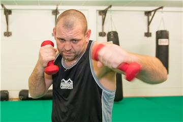 Eugen Buchmüller hat hart trainiert, um sich für den Kampf gegen den Australier Kurtis Pegoraro in Form zu bringen. Der Schwergewichtlicher aus Bremerhaven kämpft am Sonntag in China um den WBO-Titel. Foto Adebahr