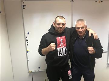 Eugen Buchmüller (links) und sein Trainer Reinhard Lucka sind begeistert aus China zurückgekehrt. Der Schwergewichts-Kampf in Guangzhou hat beiden trotz der knappen Niederlage großen Spaß bereitet.