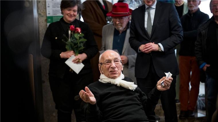 Eugen Gomringer: 100 Exponate zum 100. Geburtstag Eugen Gomringer hielt bei der Vernissage eine Rede.