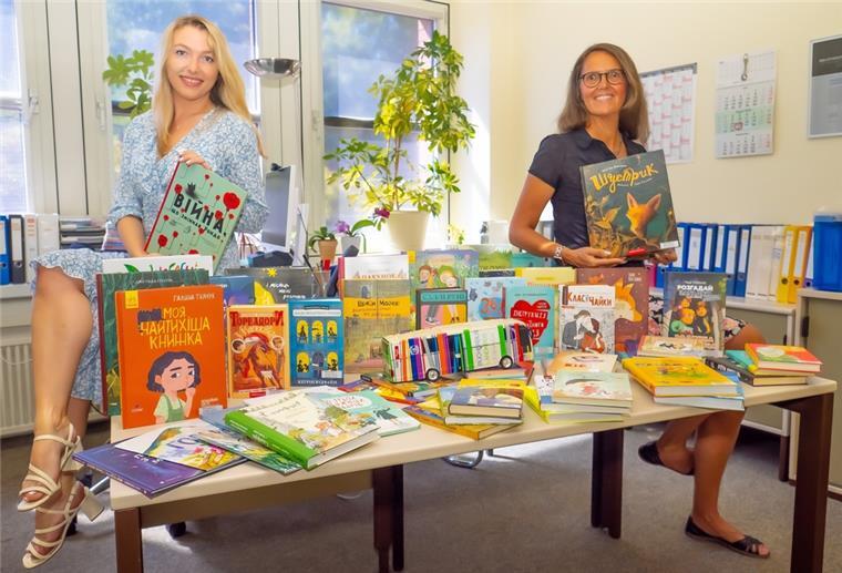 Cuxland: Im Bücherbus gibt es jetzt Bücher auf Ukrainisch Eugenia Starkova und Katrin Toetzke mit Büchern in ukrainischer Sprache