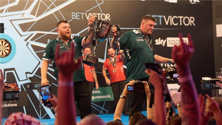 Waliser besiegt: Nordirland gewinnt Darts-Titel in Frankfurt Euphorisch nach dem Titel: Nordirlands Duo.