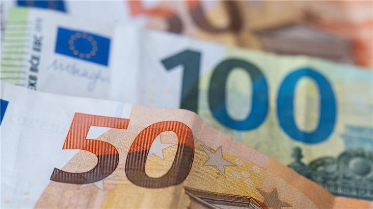 Bremer Senat plant erneut mit Notlage Euro-Banknoten liegen auf einem Tisch.