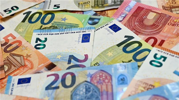 Vier Millionen Euro Umsatzsteuer hinterzogen Eurobanknoten liegen auf einem Tisch.