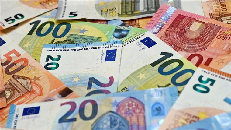 CDU: Mehr Geld für Straßen, Medizinstudien und Tierhalter Eurobanknoten liegen auf einem Tisch.