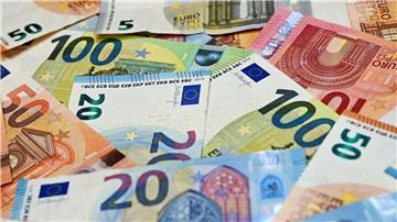Eurobanknoten liegen auf einem Tisch.
