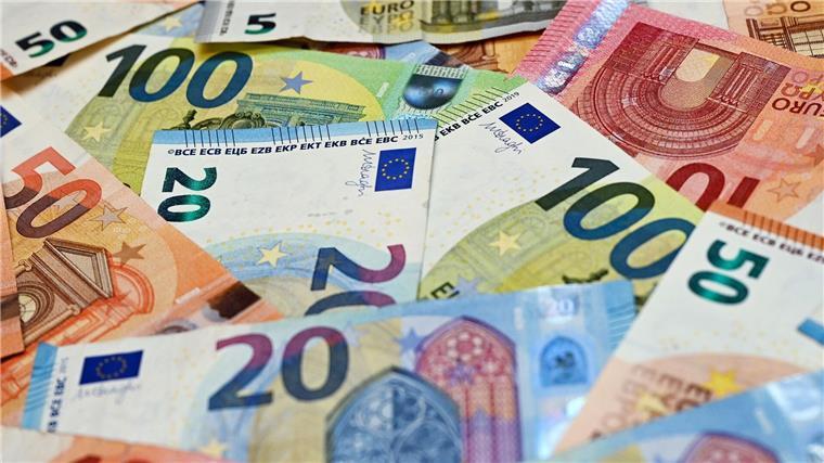 2,4 Millionen Euro für Versorgung von Wohnungslosen Eurobanknoten liegen auf einem Tisch.