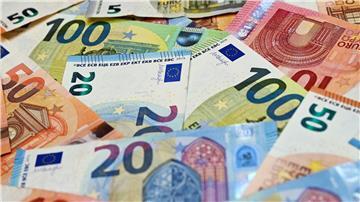 Eurobanknoten liegen auf einem Tisch.