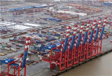 Eurogate, unter anderem Betreiber des Bremerhavener Container-Terminals (Foto) hat Gespräche mit dem Hamburger Konkurrenten HHLA über eine Zusammenarbeit im Containergeschäft aufgenommen.