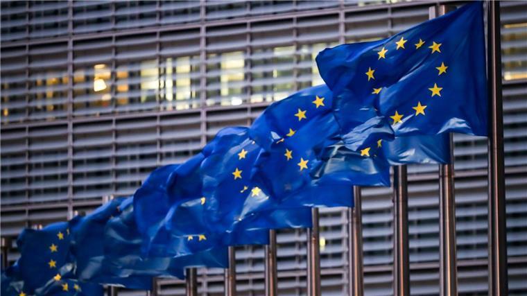 SPD sieht Europawahl als „Weckruf für die Bundesebene“ Europaflaggen wehen vor dem Sitz der EU-Kommission.