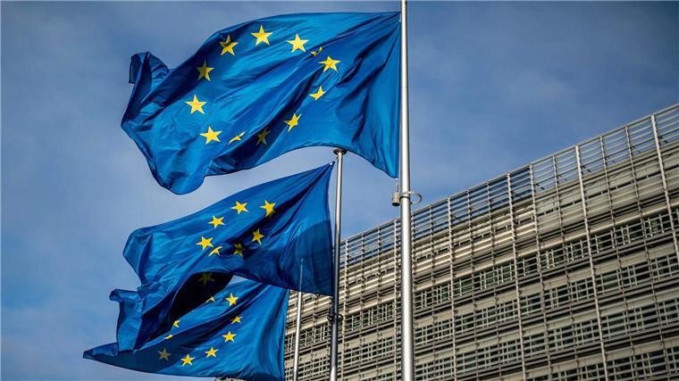 SPD stärkste Kraft im Land Bremen bei Europawahl Europaflaggen wehen vor dem Sitz der Europäischen Kommission.