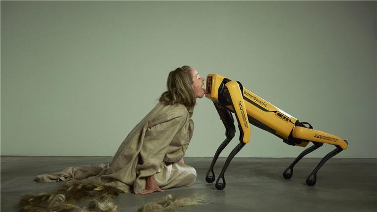 Wiener Tanzfestival mit Roboterhund und Klima-Choreographie Europas größtes Festival für zeitgenössischen Tanz widmet sich in diesem Jahr brennenden aktuellen Themen. Hier leckt die österreichische Künstlerin Silke Grabinger an einem Roboterhund.