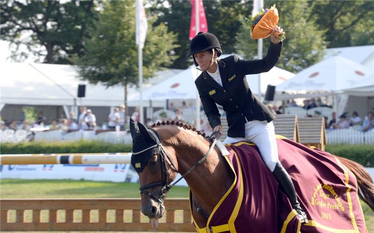 Eva Bitter sattelt Siegerpferd für Titelverteidigung bei den Elmloher Reitertagen Titelverteidigerin Eva Bitter