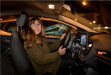 Eva Bläsen verzichtet auf ein eigenes Auto und nutzt Cambio. Der Car-Sharing-Anbieter wächst in Bremerhaven, ist aber noch weit entfernt von der Nutzerdichte in Bremen.