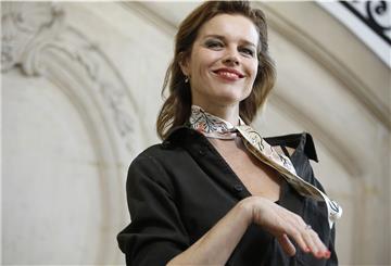 Eva Herzigova, Schauspielerin und Model aus Tschechien, besinnt sich anlässlich der Corona-Krise auf Werte, die sie aus ihrer Kindheit kennt.