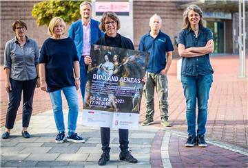 Kulturamtsleiterin Dorothee Starke, Superintendentin Susanne Wendorf-von Blumröder, Stadthallenchef Othmar Gimpel, Kreiskantorin Eva Schad, Jens Carstensen (Videos) und Annechien Koerselman (Regie)