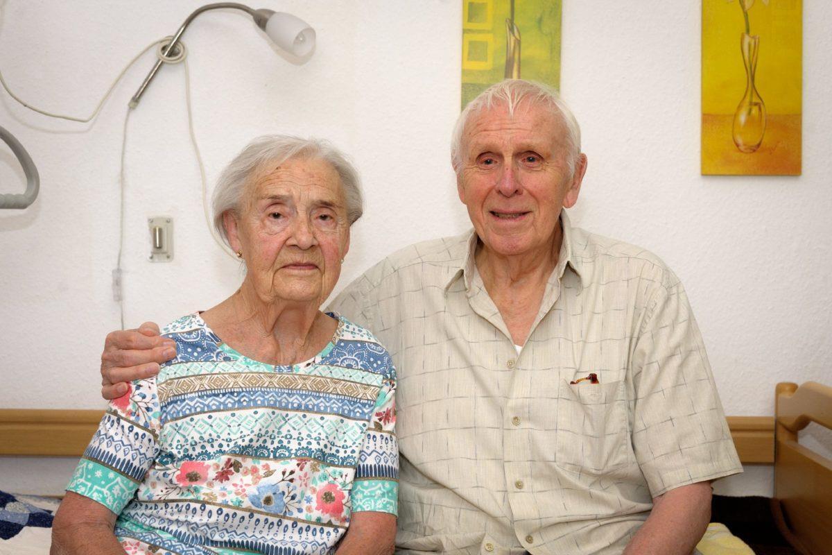 Eva und Günther Rebbe aus Lehe sind seit 65 Jahren verheiratet.