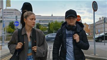 Eve Hewson als Flora und Oren Kinlan als Max in einer Szene aus „Flora and Son“.