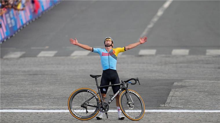 „Grandios“: Rad-König Evenepoel schreibt Olympia-Geschichte Evenepoel genießt den Olympiasieg