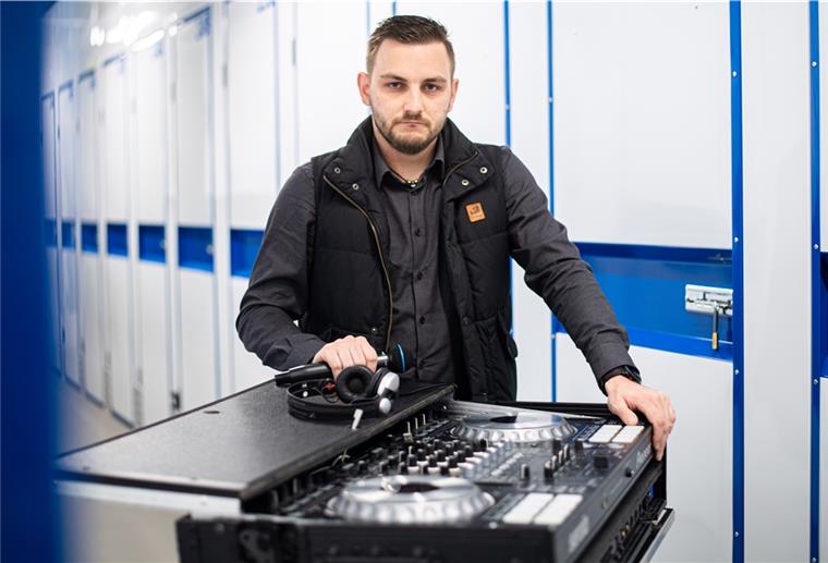 Event-DJ, Christian de Vries, aus Bremerhaven hat durch Corona viele Aufträge eingebüßt, sein Mischpult und anderes Equipment liegt jetzt ungenutzt in der "Havenbox".
