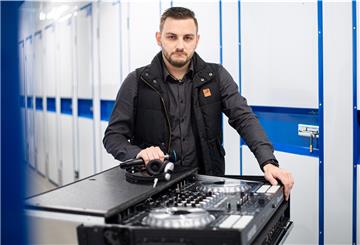 Event-DJ, Christian de Vries, aus Bremerhaven hat durch Corona viele Aufträge eingebüßt, sein Mischpult und anderes Equipment liegt jetzt ungenutzt in der "Havenbox".