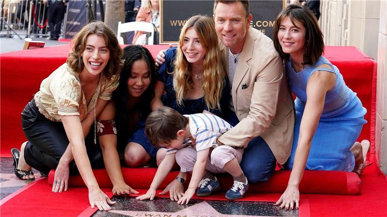 Ewan McGregor bringt seine Familie zu der Zeremonie mit.