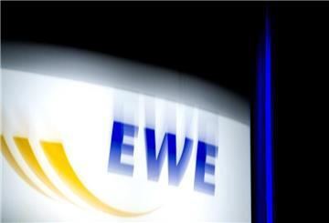 Ein Logo des Energieversorgers EWE leuchtet
