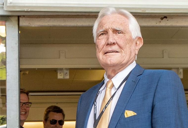 Ex-James-Bond George Lazenby erholt sich nach Sturz Ex-007-Agent George Lazenby erholt sich nach einem Sturz.
