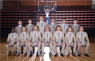 Ex-Eisbären-Trainer Sebastian Machowski (vordere Reihe) arbeitet seit dieser Saison in China als Assistenztrainer für die Shenzhen Leopards.