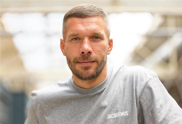 Ex-Fußballnationalspieler Lukas Podolski bescheinigt den Deutschen einen Hang zum Meckern.