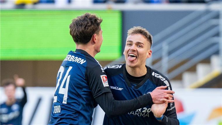 Vertane Chance im Aufstiegsrennen: HSV verliert in Paderborn Ex-HSV-Profi Filip Bilbija (r) jubelt nach seinem Tor zum 1:0 für Paderborn mit Mitspieler Casper Terho.