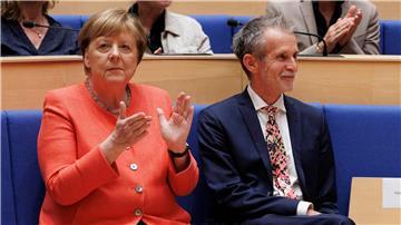 Ex-Kanzlerin Angela Merkel hielt bei der „Hommage“ der Konrad-Adenauer-Stiftung die Laudatio für Schauspieler Ulrich Matthes (r).