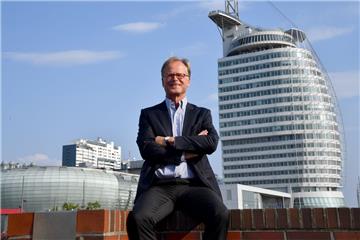 Ex-Oberbürgermeister Jörg Schulz vor den Havenwelten, die er maßgeblich vorangebracht hatte. Für ihn ist das Mammutprojekt ein voller Erfolg.