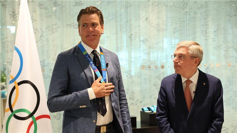 Feuer verschlingt Olympia-Medaillen: Schwimmer erhält Ersatz Ex-Schwimmer Gary Hall (l) bekam von IOC-Präsident Thomas Bach Ersatz für seine beim Feuer in Los Angeles verlorenen Olympia-Medaillen.