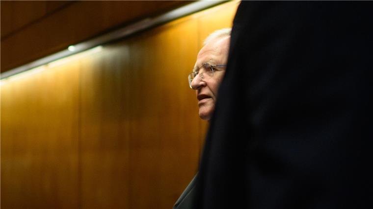 Winterkorn: Funktion weder gefordert noch gefördert Ex-VW-Chef Martin Winterkorn geht nach einer Prozesspause zurück in einen Saal in der Stadthalle Braunschweig.