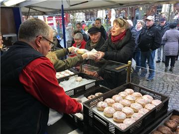 Exakt 2017 Berliner wurden beim Empfang verteilt.
