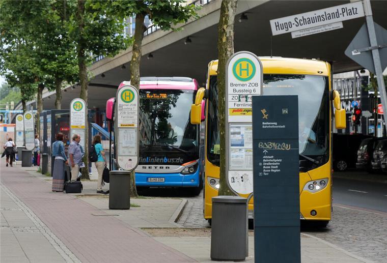 Exhibitionist am Busbahnhof schockiert Passanten Ein Busbahnhof mit Fernbussen.
