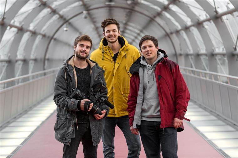 Auf zum Südpol: Dieses Trio aus Bremerhaven ist dabei Expedition ins Eis: Dennis Voigt, Tim David Müller-Zitzke und Michael Ginzburg brechen am 10. November an Bord eines ehemaligen russischen Forschungsschiffes in die Antarktis auf. Dort wollen sie einen Film drehen, der zuerst in Bremerhaven laufen soll.