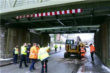 Experten begutachten den Schaden an der Eisenbahnbrücke.