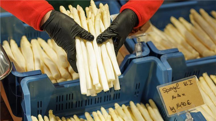 Erdbeerernte läuft an - Früchte in „Top-Qualität“ erwartet Experten erwarten, dass der Preis für Spargel im Verlauf des Mais noch etwas nachgeben könnte. (Archivbild)