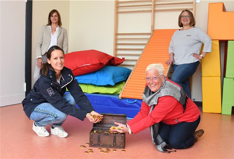 Bremerhavener Schule erhält Zusatzgeld für Trauma-Arbeit Extra-Taler für das „Projekt des Jahres“ der Fritz-Husmann-Schule (vorn von links): Judith Wendt (Gewoba-Stiftung) und Schulleiterin Doris Wollenberg sowie (hinten) die Sozialarbeiterinnen Sabine Simon und Friederike Tebelmann.