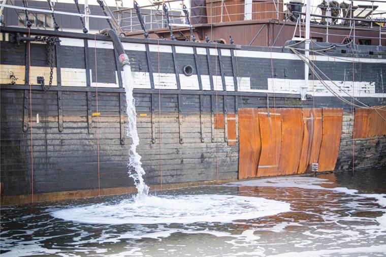 "Seute Deern": Abwracken hat seinen Preis Extrastarke Pumpen halten die "Seute Deern" über Wasser. Ob sie saniert oder abgewrackt wird, entscheidet sich voraussichtlich diese Woche.