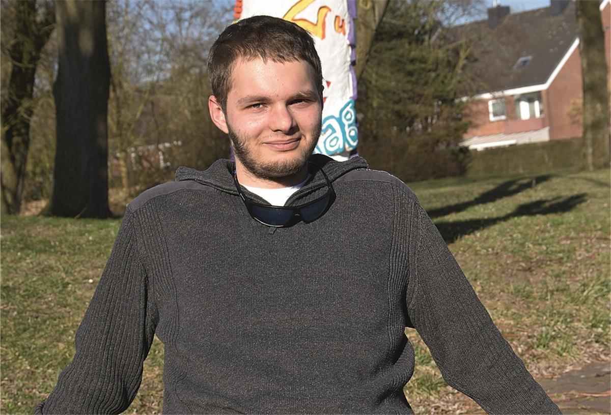 Bastelstunde – Fabian baut einen PC Fabian Andree, 18; Interessen: Lesen, Videospiele, Bogenschießen und Geschichte;Leistungsfächer: Physik (profilprägend) und Geographie;Spruch/Motto: Wird schon