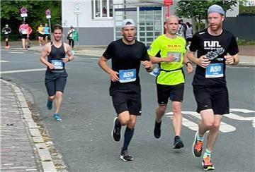 Fabian Aßmann (rechts) und Jannik Eilers (Zweiter von links) absolvierten in Cuxhaven ihren ersten Halbmarathon (21,0975 Kilometer).