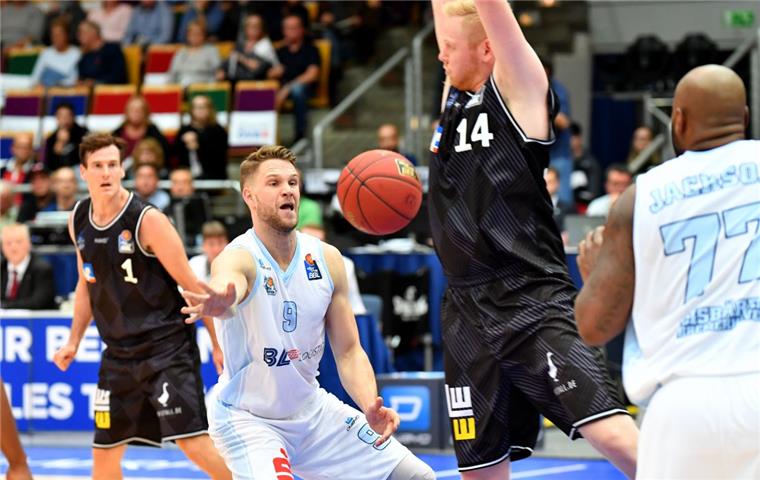 Die Eisbären feiern gegen Bonn ihr Pokal-Comeback Fabian Bleck (helles Trikot) und die Eisbären sind am Sonnabend im Pokal gefordert. Im Achtelfinale geht es gegen die Telekom Baskets Bonn.