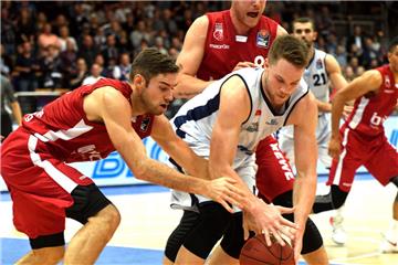 Fabian Bleck (rechts) hofft am Sonntag auf eine Trendwende mit den Eisbären bei Alba Berlin. Foto Scheer