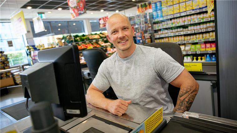 Fabian Hambüchen ist ein „Chips-Suchti“ Fabian Hambüchen hilft für den guten Zweck als Kassierer aus. Er selbst hat beim Einkaufen eine Schwäche für Chips.